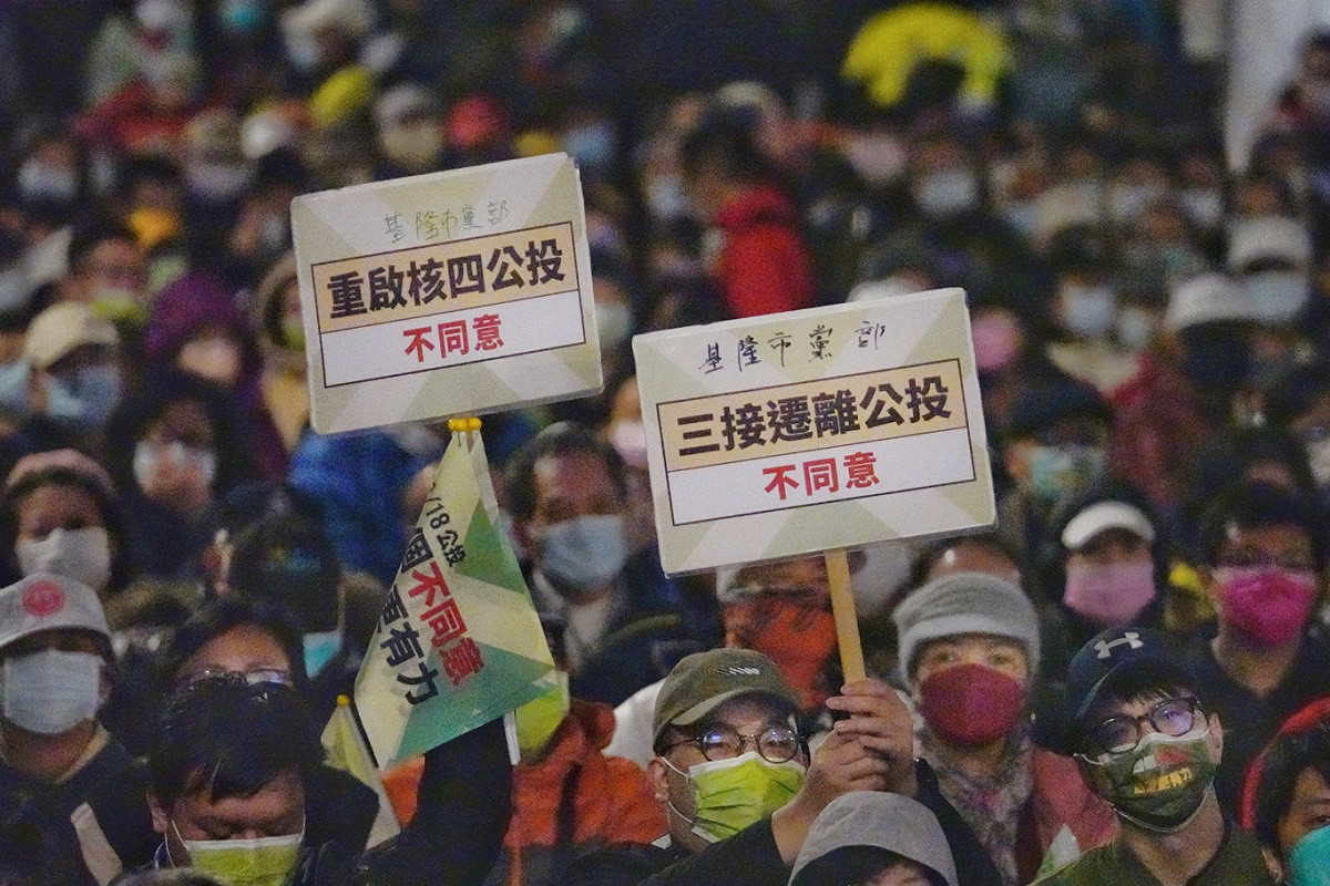 民進黨在凱道舉辦「台灣隊站出來 台灣行出去」公投說明會，民眾高舉不同意看板。 圖：張良一/攝