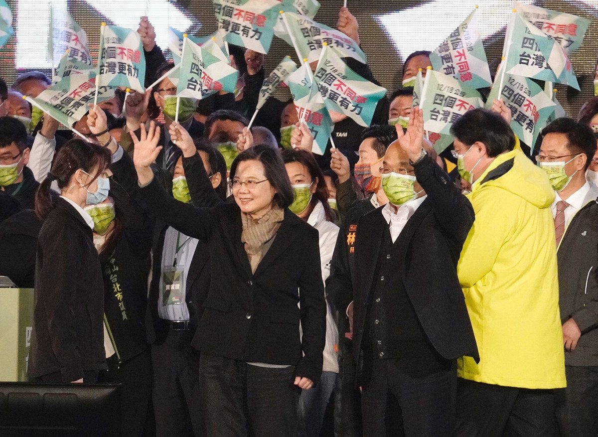 蔡英文總統和行政院蘇貞昌在「台灣隊站出來 台灣行出去」公投說明會壓軸致詞。 圖：張良一/攝