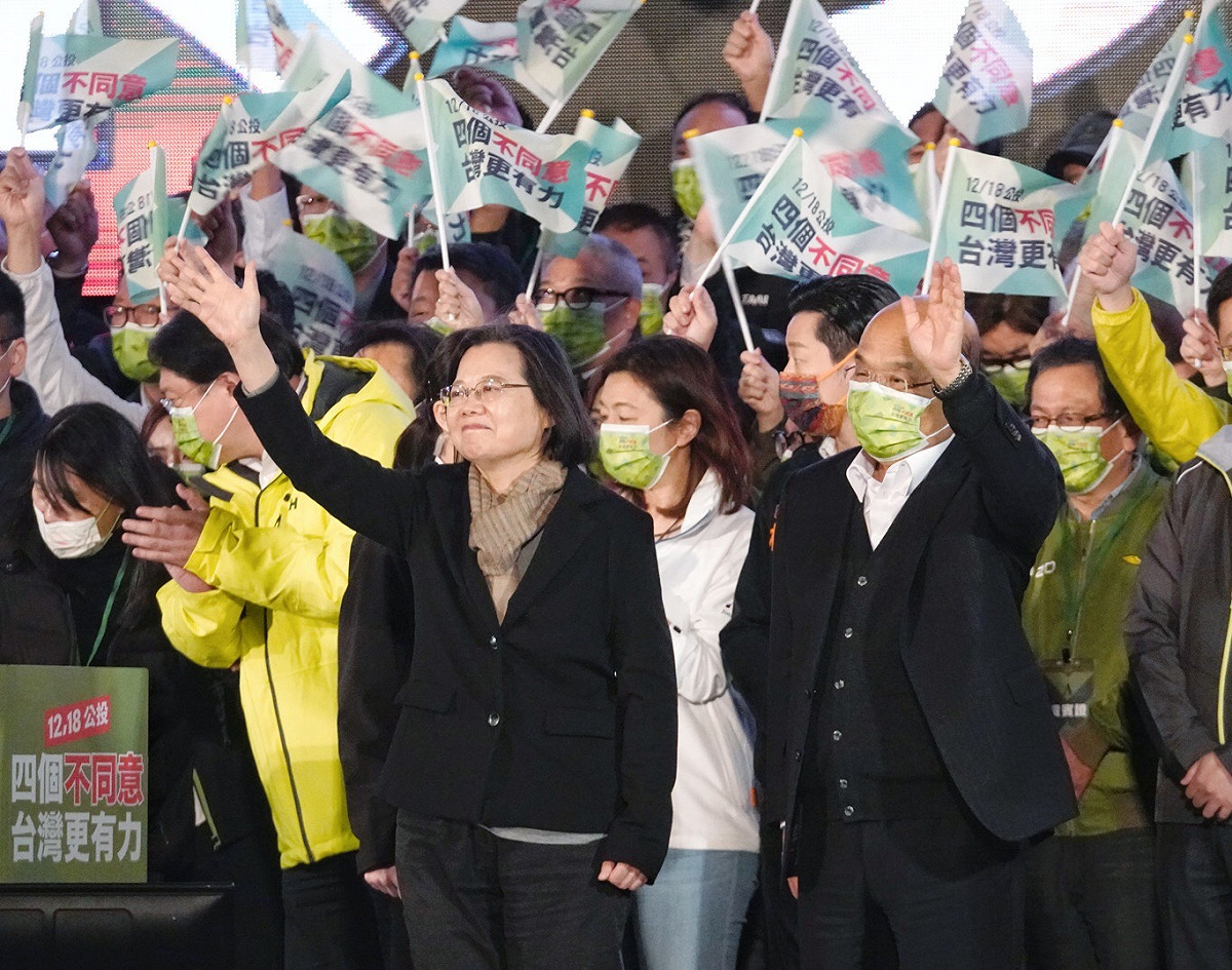 蔡英文總統和行政院蘇貞昌在「台灣隊站出來 台灣行出去」公投說明會壓軸致詞。 圖：張良一/攝