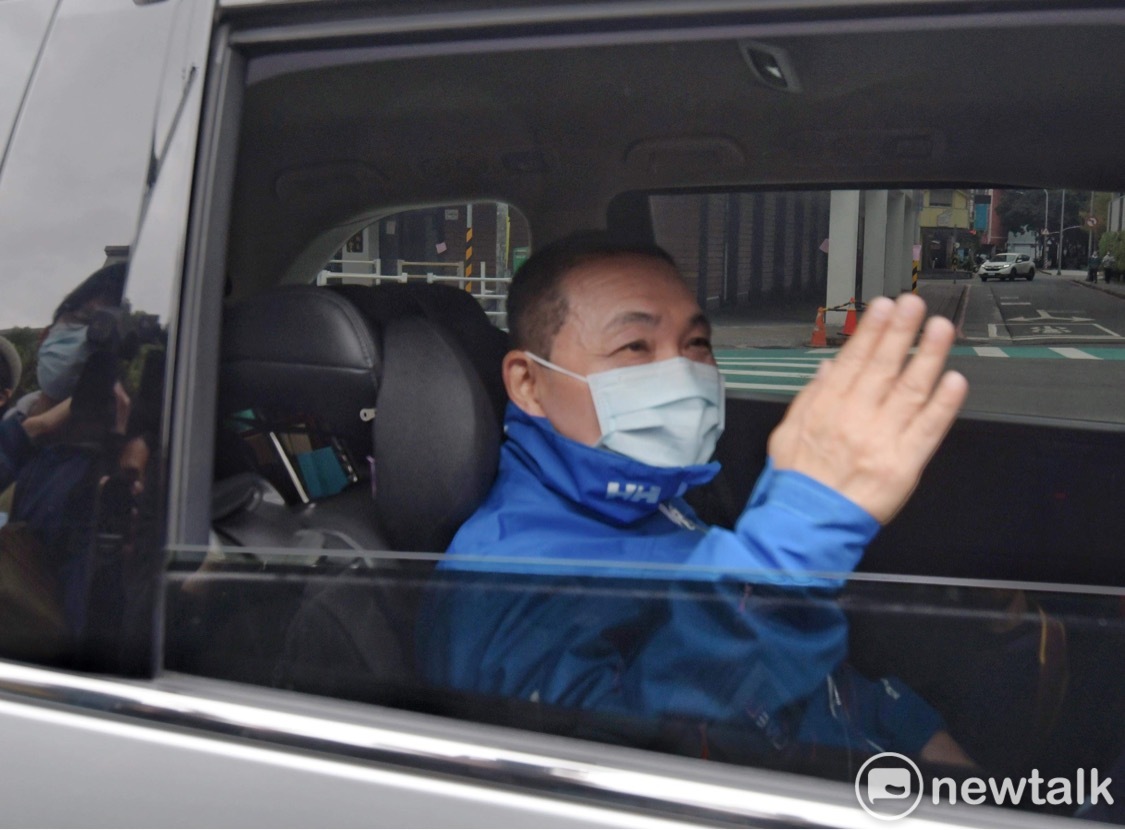 新北市長侯友宜前往投票所投下公投票。 圖：張良一/攝