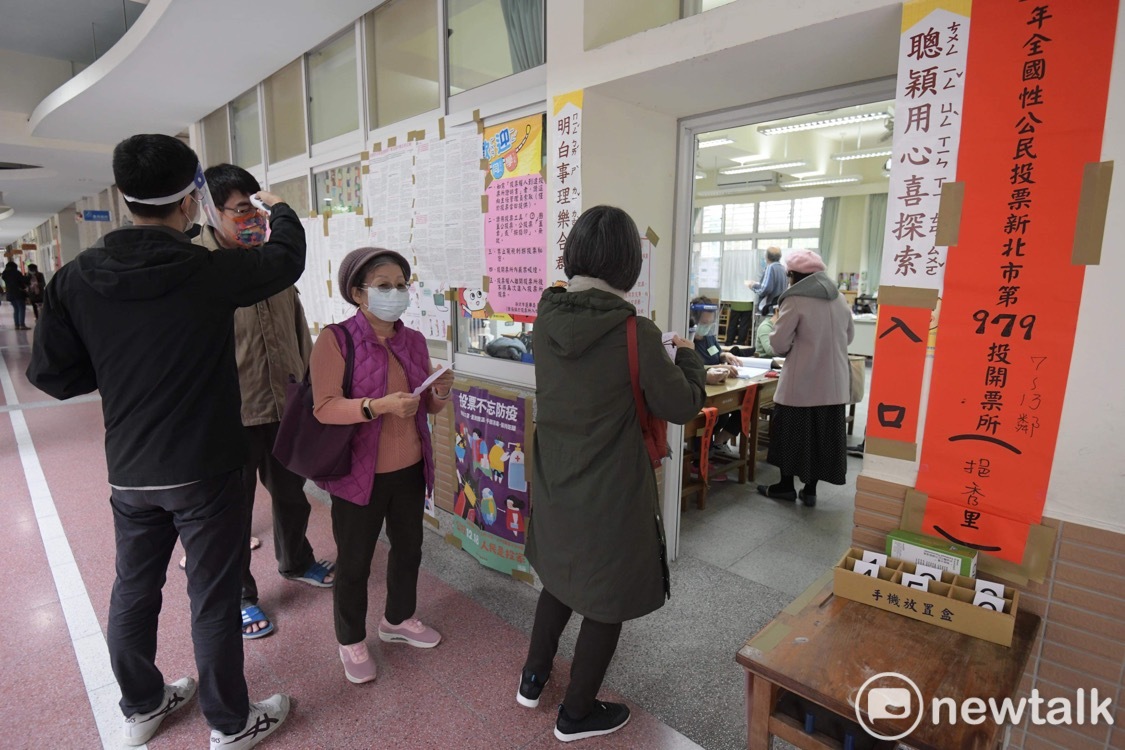 四大公投今（18）天登場，中午前投票率不高。 圖：張良一/攝