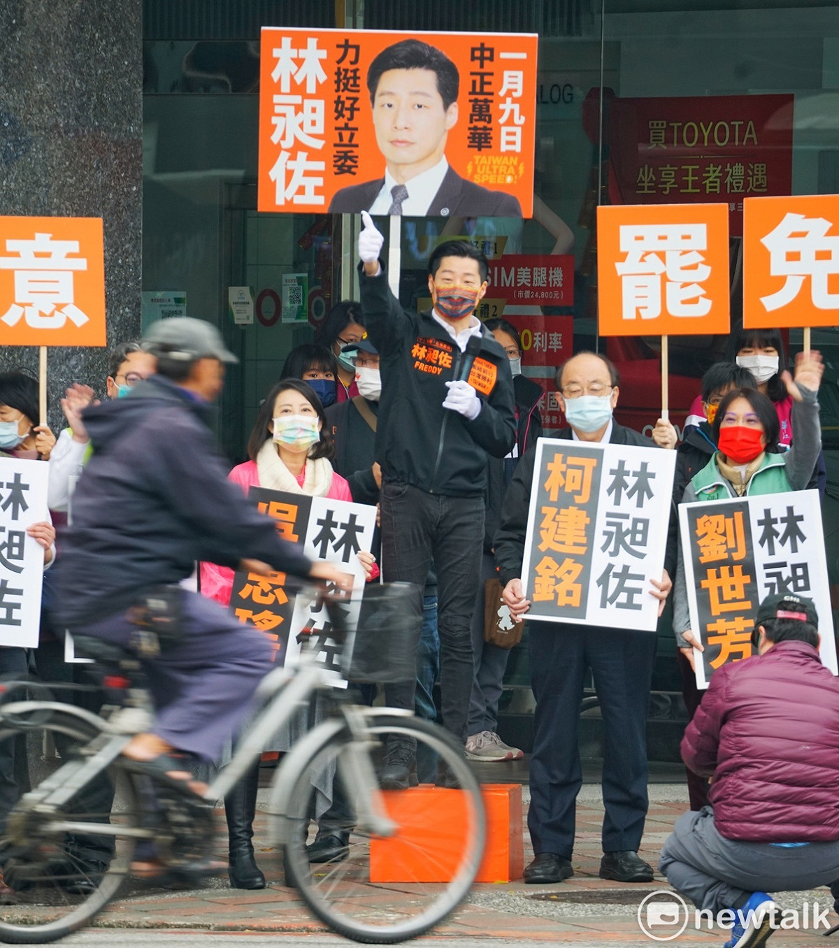 無黨籍立委林昶佐罷免案投票進入最後一週，林昶佐今晨上班通勤時間在民進黨立院黨團總召柯建銘等多位立委的陪同下，在萬華西園路上請託中正萬華區選民週日一定要出來投不同意票。 圖：張良一/攝
