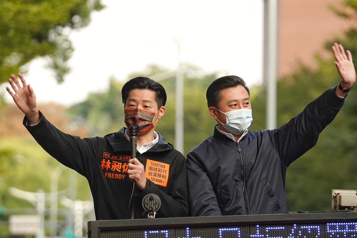 新竹市長林智堅陪同無黨籍立委林昶佐在萬華地區掃街。 圖：張良一/攝