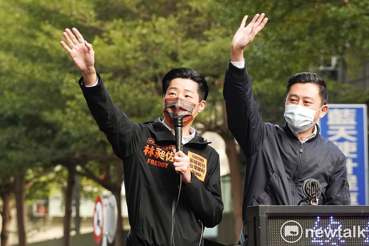 新竹市長林智堅陪同無黨籍立委林昶佐在萬華地區掃街，希望選民週日站出來投下不同意罷免一票。 圖：張良一/攝