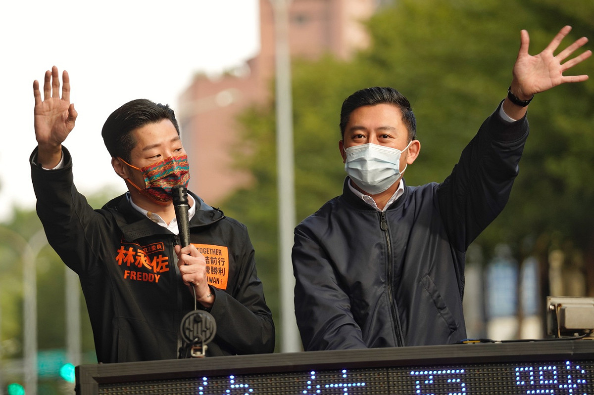 新竹市長林智堅陪同無黨籍立委林昶佐在萬華地區掃街，希望選民周日站出來投下不同意罷免一票。 圖：張良一/攝
