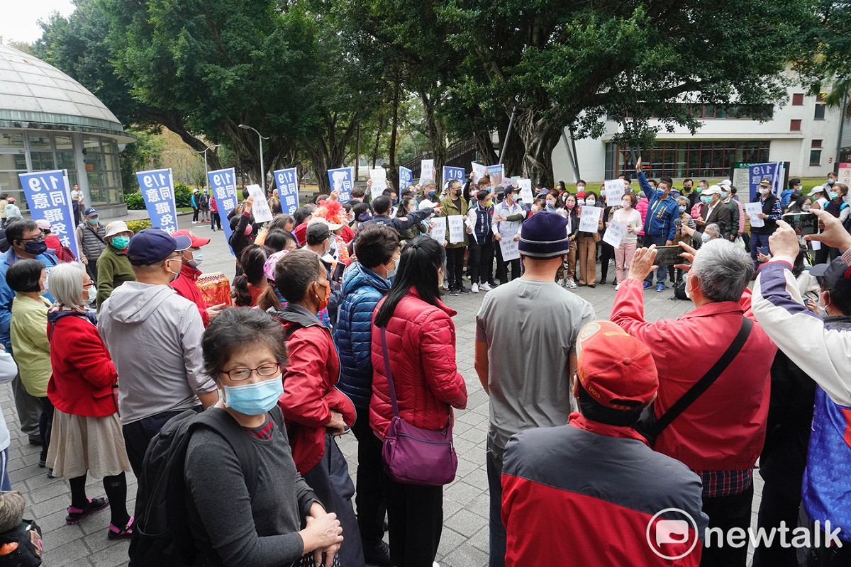 台北市議員應曉薇、孫文學校校長張亞中等人在萬華青年公園舉辦同意罷免無黨籍立委林昶佐造勢活動。 圖：張良一 / 攝