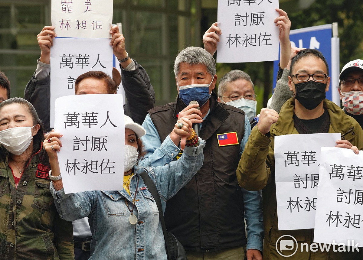 台北市議員應曉薇、孫文學校校長張亞中等人在萬華青年公園舉辦同意罷免無黨籍立委林昶佐造勢活動。 圖：張良一 / 攝