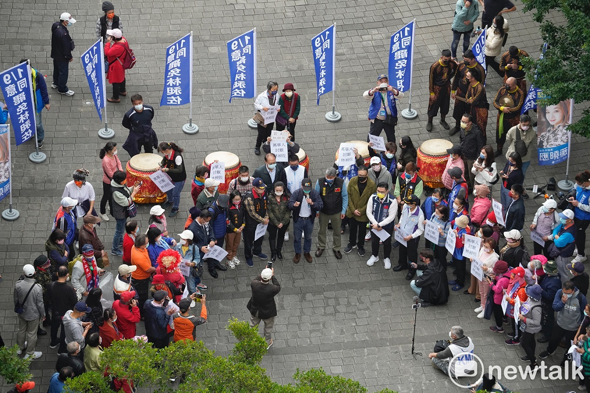 台北市議員應曉薇、孫文學校校長張亞中等人在萬華青年公園舉辦同意罷免無黨籍立委林昶佐造勢活動。 圖：張良一 / 攝