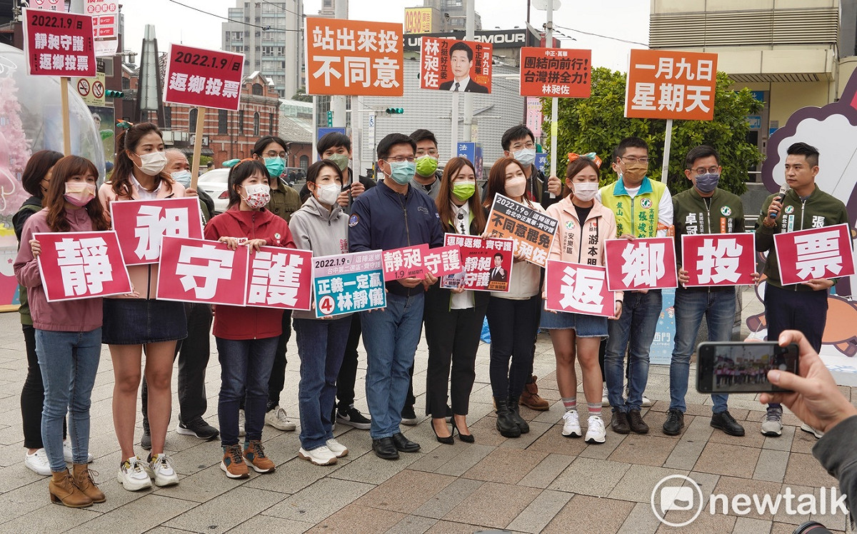 林佳龍與台北市議員吳沛憶、鍾佩玲、陳怡君等人在捷運西門站外舉辦「靜昶守護、返鄉投票」號召青年返鄉投票記者會。 圖：張良一/攝