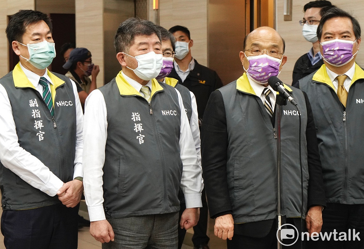 行政院長蘇貞昌今（6）天中午前往中央流行疫情指揮中心視察，並向防疫人員加油打氣。 圖：張良一/攝