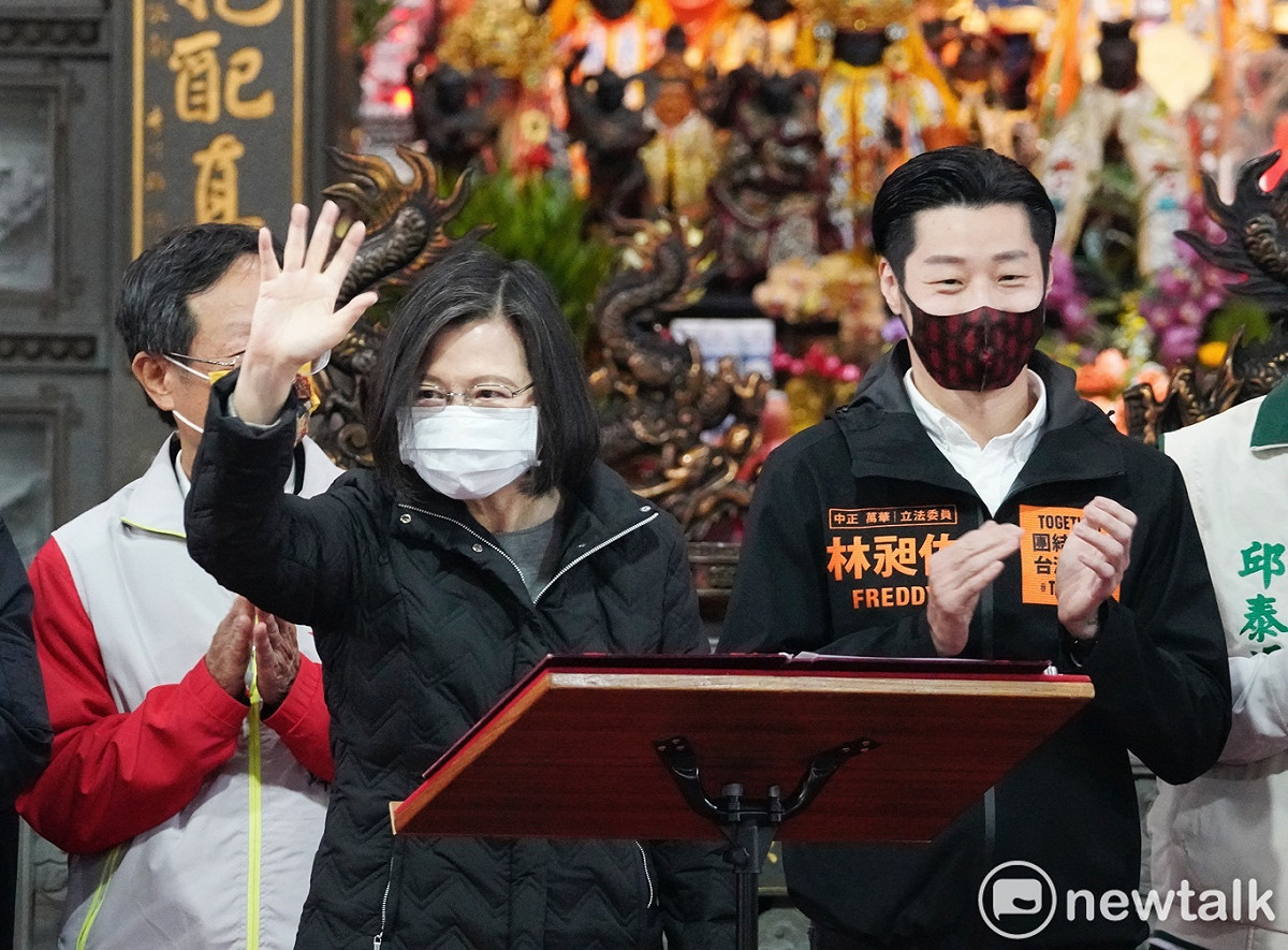 總統蔡英文下午在無黨籍立委林昶佐等人的陪同下，到萬華廣照宮參拜，並懇託萬華鄉親在週日的罷免案投票投下不同意一票。 圖：張良一/攝（資料照）