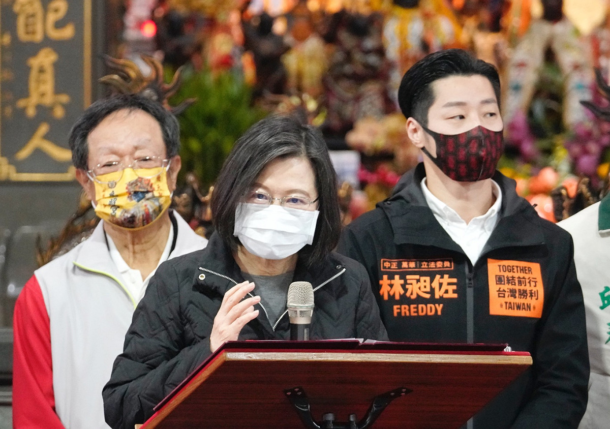 總統蔡英文下午在無黨籍立委林昶佐等人的陪同下，到萬華廣照宮參拜，並懇託萬華鄉親在週日的罷免案投票投下不同意一票。 圖：張良一/攝