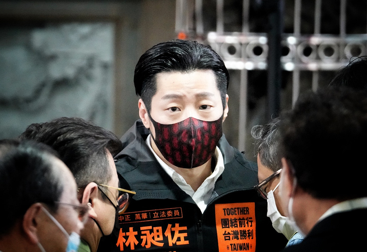 總統蔡英文下午在無黨籍立委林昶佐等人的陪同下，到萬華廣照宮參拜，並懇託萬華鄉親在週日的罷免案投票投下不同意一票。 圖：張良一/攝