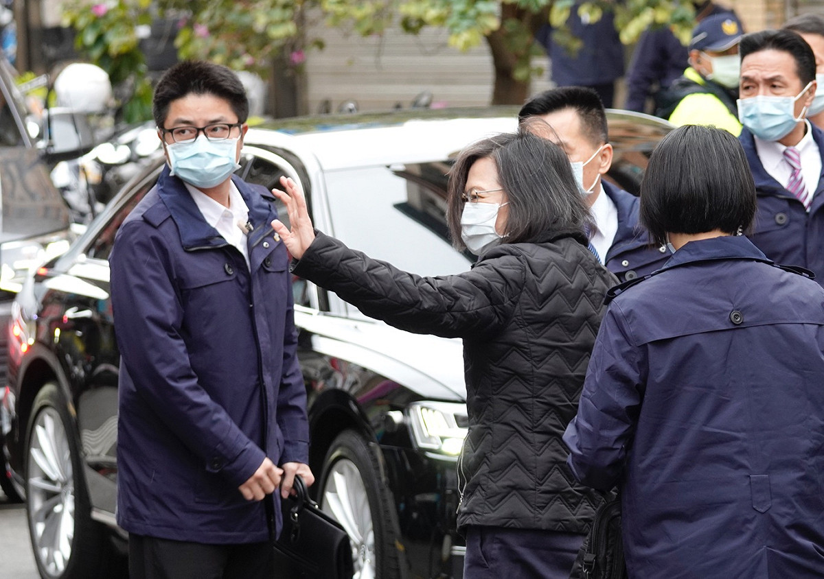 總統蔡英文下午在無黨籍立委林昶佐等人的陪同下，到萬華廣照宮參拜，並懇託萬華鄉親在週日的罷免案投票投下不同意一票。 圖：張良一/攝