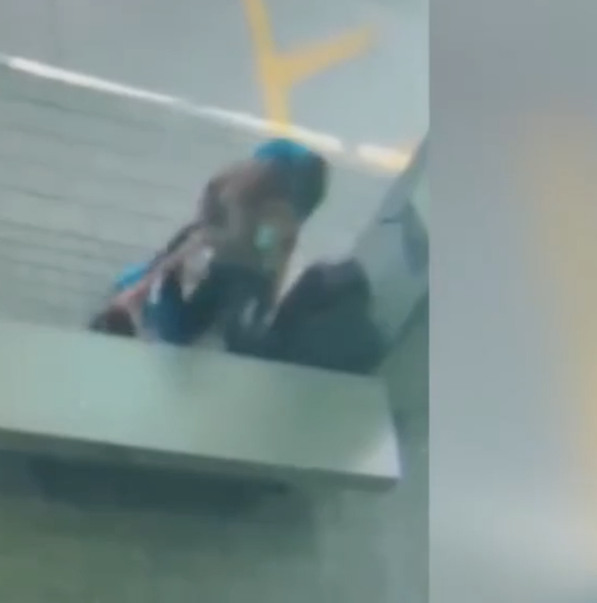 美國佛羅里達州一名男子2日在公車站試圖用鞋帶勒死一名女子未遂，路人發現後前往制止。 圖：截取自網路影片