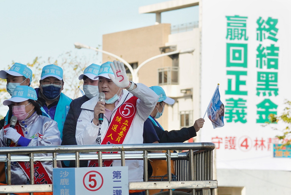 台中中二選區立委補選選戰進入倒數最後一天，國民黨籍立委候選人顏寬恆上午在同黨籍立委楊瓊櫻陪同下，在烏日市區掃街，有選民熱情的向顏寬恆比出5號手勢，也有不少市民冷眼以對。 圖：張良一/攝