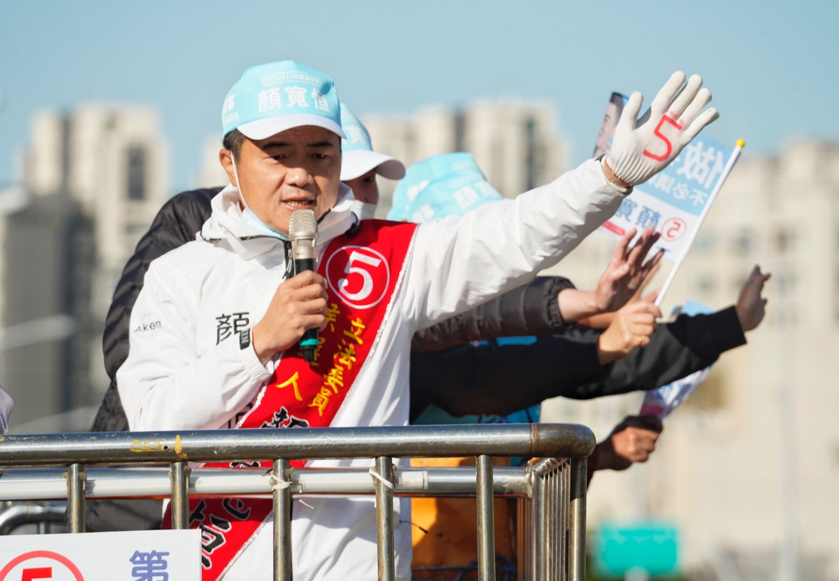 台中中二選區立委補選選戰進入倒數最後一天，國民黨籍立委候選人顏寬恆上午在同黨籍立委楊瓊櫻陪同下，在烏日市區掃街，有選民熱情的向顏寬恆比出5號手勢，也有不少市民冷眼以對。 圖：張良一/攝