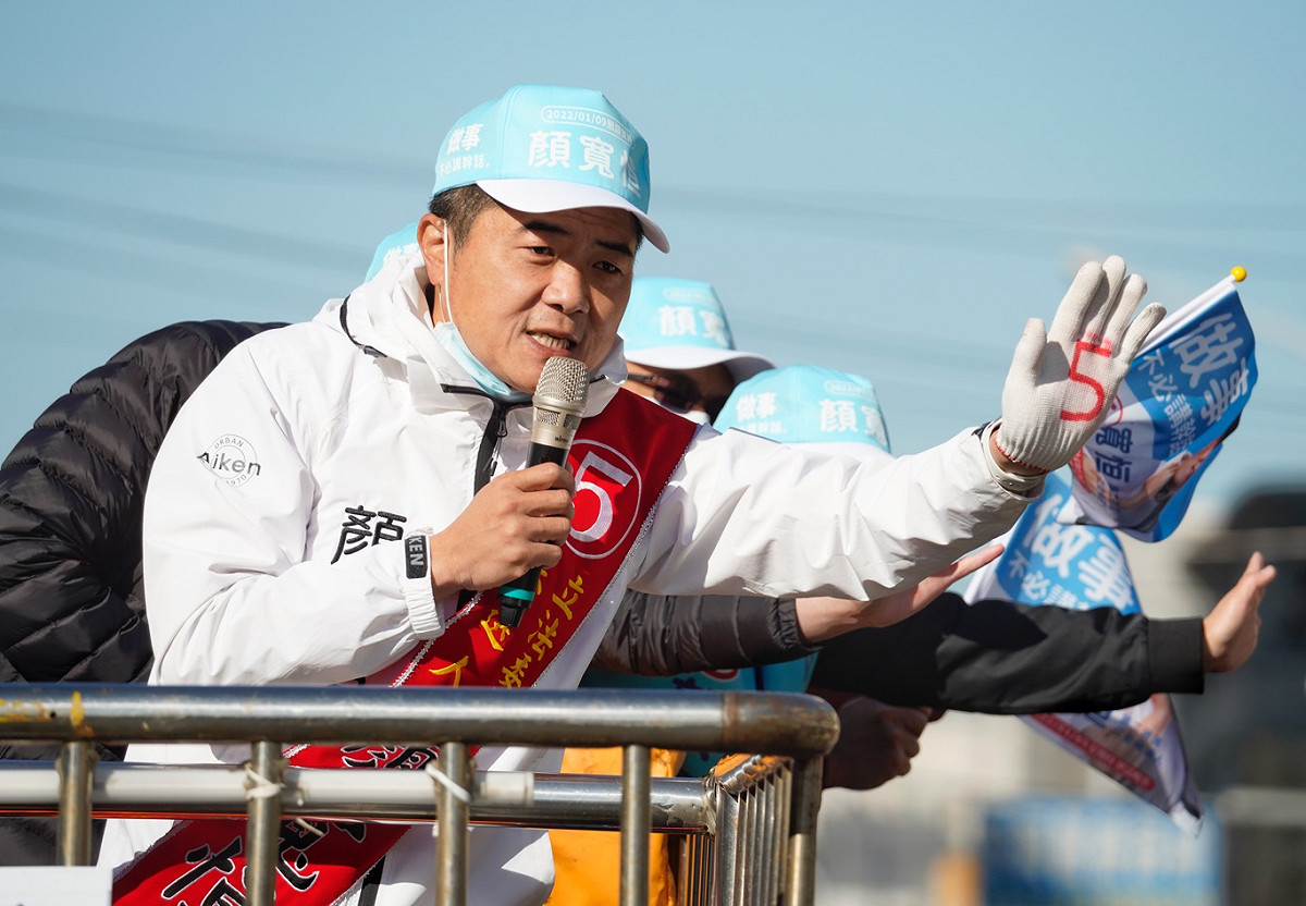 台中中二選區立委補選選戰進入倒數最後一天，國民黨籍立委候選人顏寬恆上午在同黨籍立委楊瓊櫻陪同下，在烏日市區掃街，有選民熱情的向顏寬恆比出5號手勢，也有不少市民冷眼以對。 圖：張良一/攝