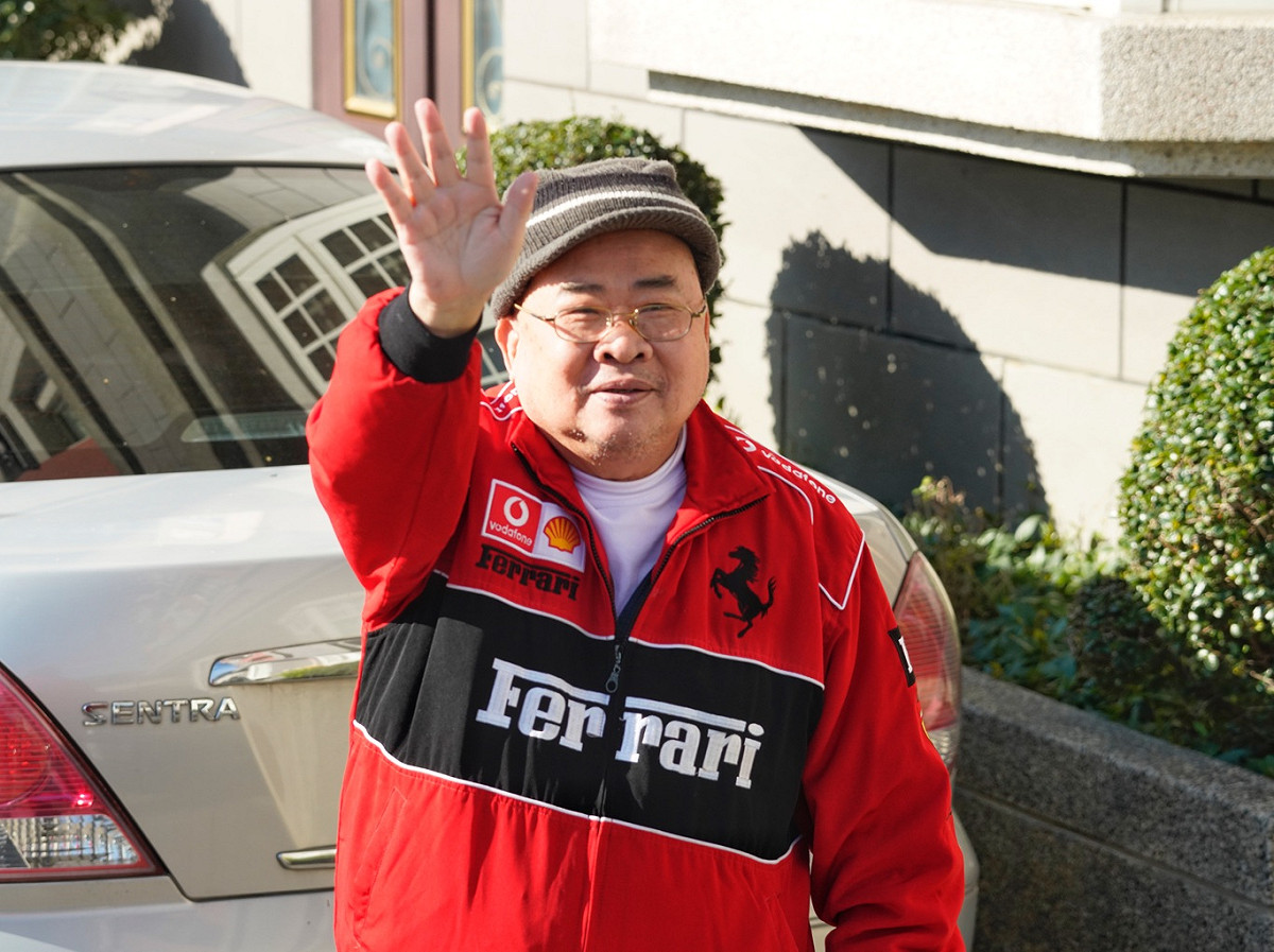 台中中二選區立委補選選戰進入倒數最後一天，國民黨籍立委候選人顏寬恆上午在同黨籍立委楊瓊櫻陪同下，在烏日市區掃街，有選民熱情的向顏寬恆比出5號手勢，也有不少市民冷眼以對。 圖：張良一/攝
