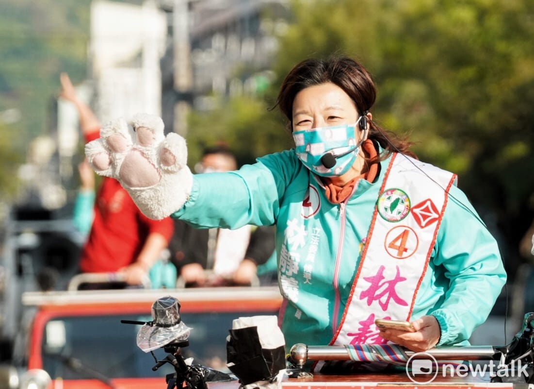 民進黨台中二選區立委補選候選人林靜儀下午在霧峰市區掃街，不少路經的市民向其揮手致意。 圖：張良一/攝