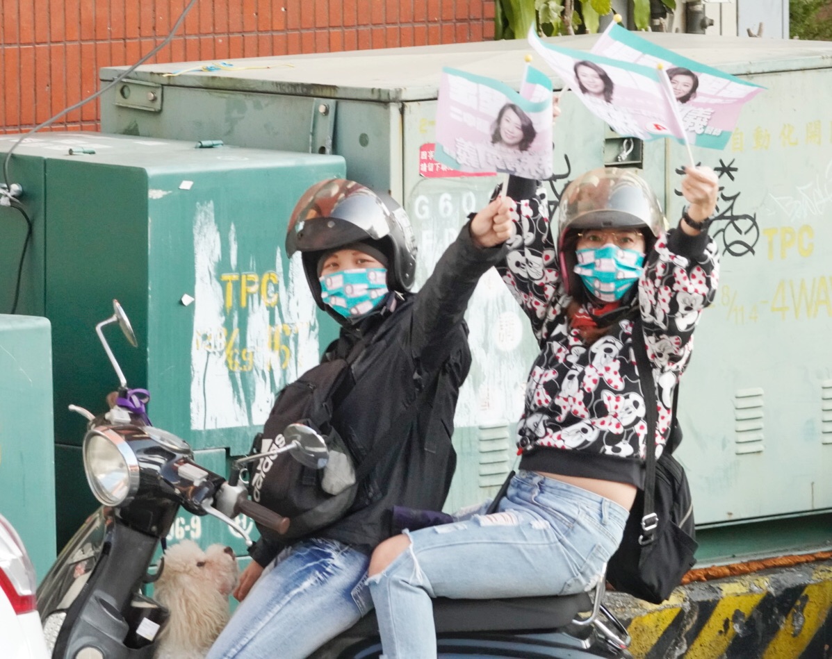 民進黨台中二選區立委補選候選人林靜儀下午在霧峰市區掃街，不少路經的市民向其揮手致意。 圖：張良一/攝