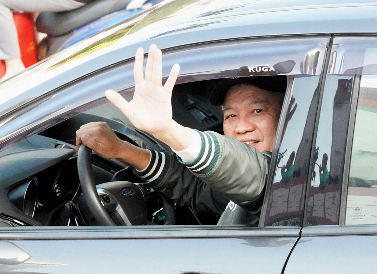 民進黨台中二選區立委補選候選人林靜儀下午在霧峰市區掃街，不少路經的市民向其揮手致意。 圖：張良一/攝
