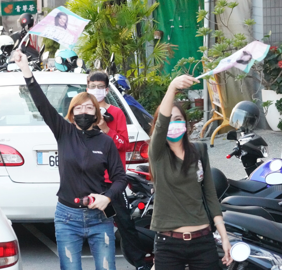 民進黨台中二選區立委補選候選人林靜儀下午在霧峰市區掃街，不少路經的市民向其揮手致意。 圖：張良一/攝