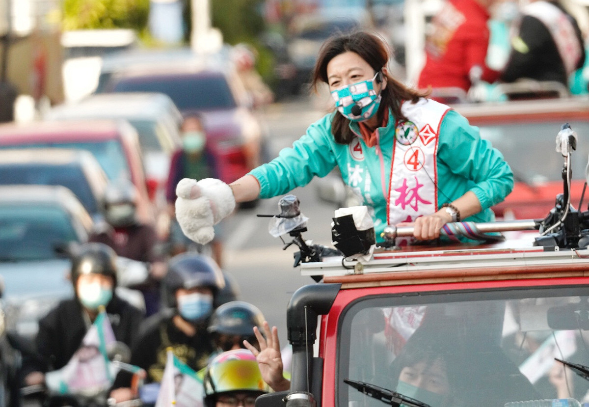 民進黨台中二選區立委補選候選人林靜儀下午在霧峰市區掃街，不少路經的市民向其揮手致意。 圖：張良一/攝