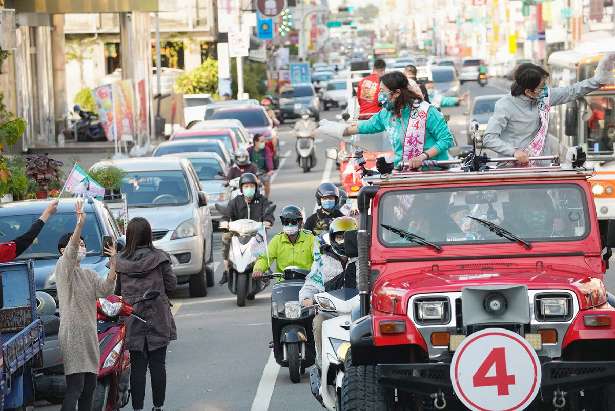 民進黨台中二選區立委補選候選人林靜儀下午在霧峰市區掃街，不少路經的市民向其揮手致意。 圖：張良一/攝