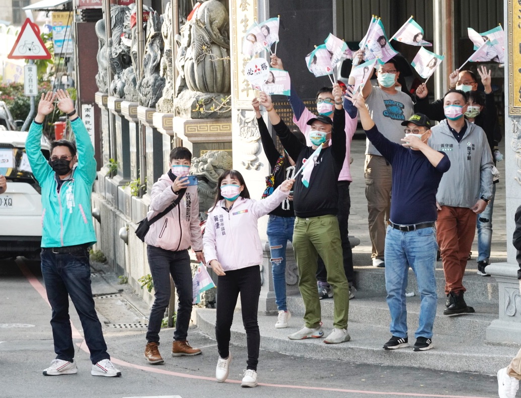 民進黨台中二選區立委補選候選人林靜儀下午在霧峰市區掃街，前來聲援的高雄市議員黃捷在聖賢宮前向其揮手致意。 圖：張良一/攝