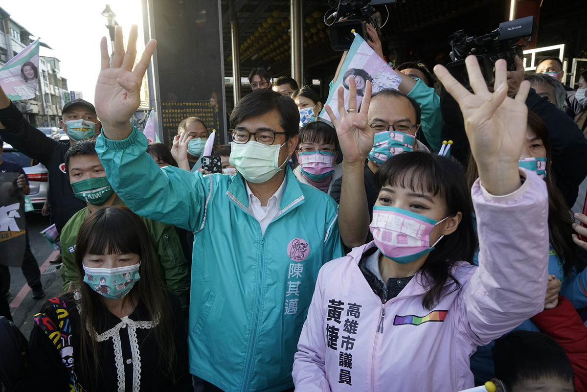 高雄市長陳其邁、市議員黃捷下午陪同民進黨台中二選區立委補選候選人林靜儀下午在霧峰市區掃街。 圖：張良一/攝