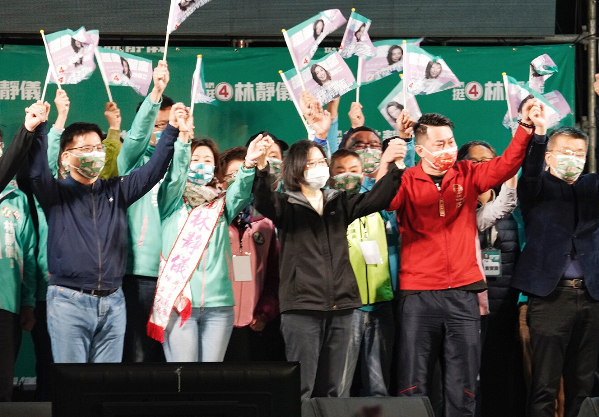 總統蔡英文出席台中第二選區立委補選「溫柔堅定挺靜儀」選前之夜，上萬民眾擠爆會場。 圖：張良一/攝