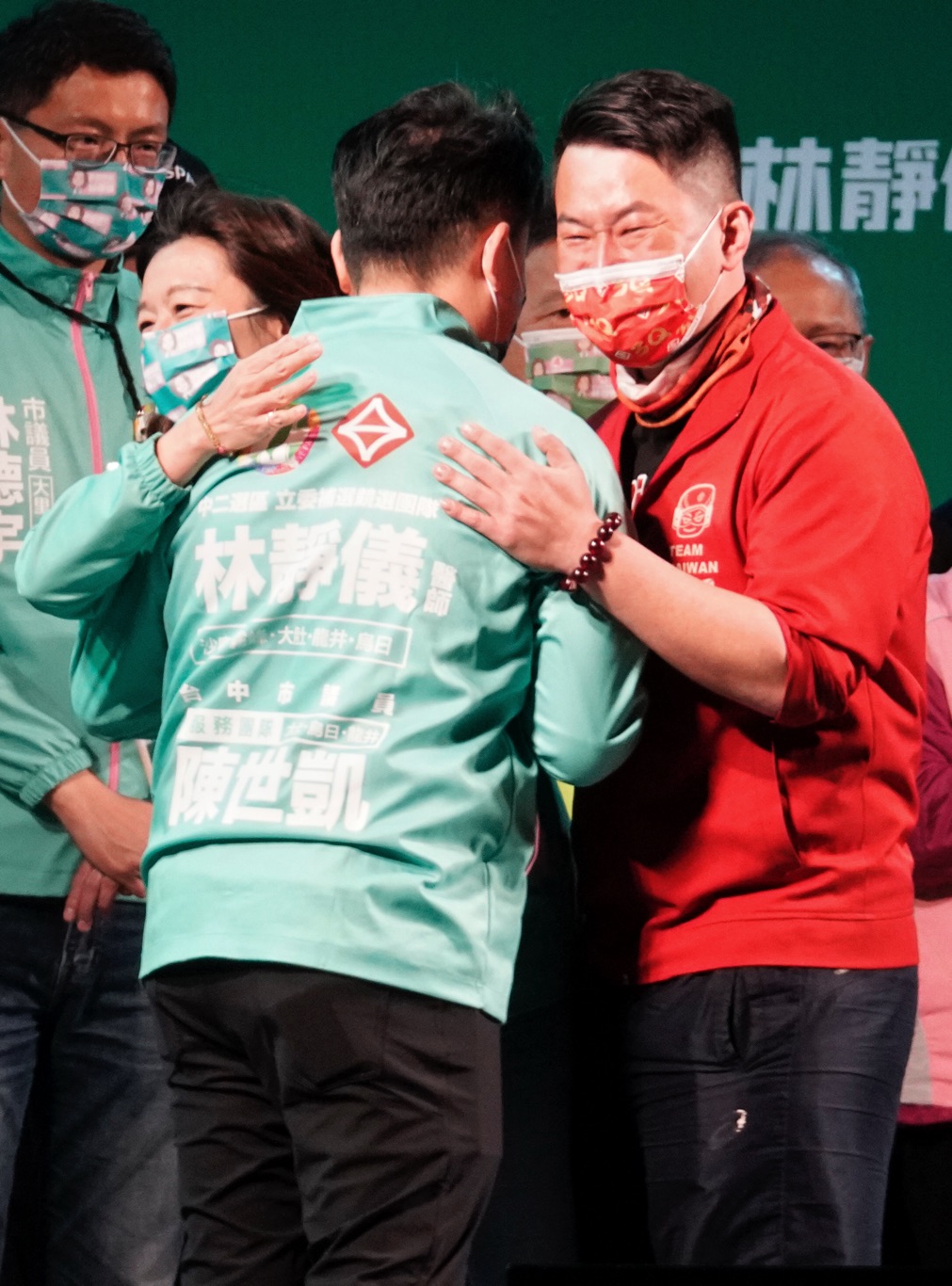 三位曾經參選台中二選區立委的台中市議員陳世凱、前立委陳柏惟和立委候選人林靜儀在選前之夜相擁。 圖：張良一/攝