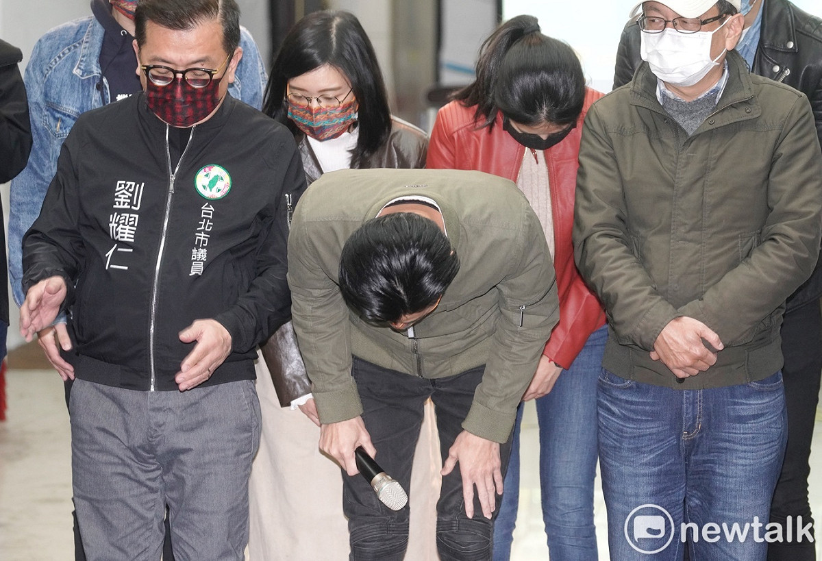 無黨籍籍立委林昶佐在罷免案沒通過後發表感言，並向支持者鞠躬致謝。 圖：張良一/攝