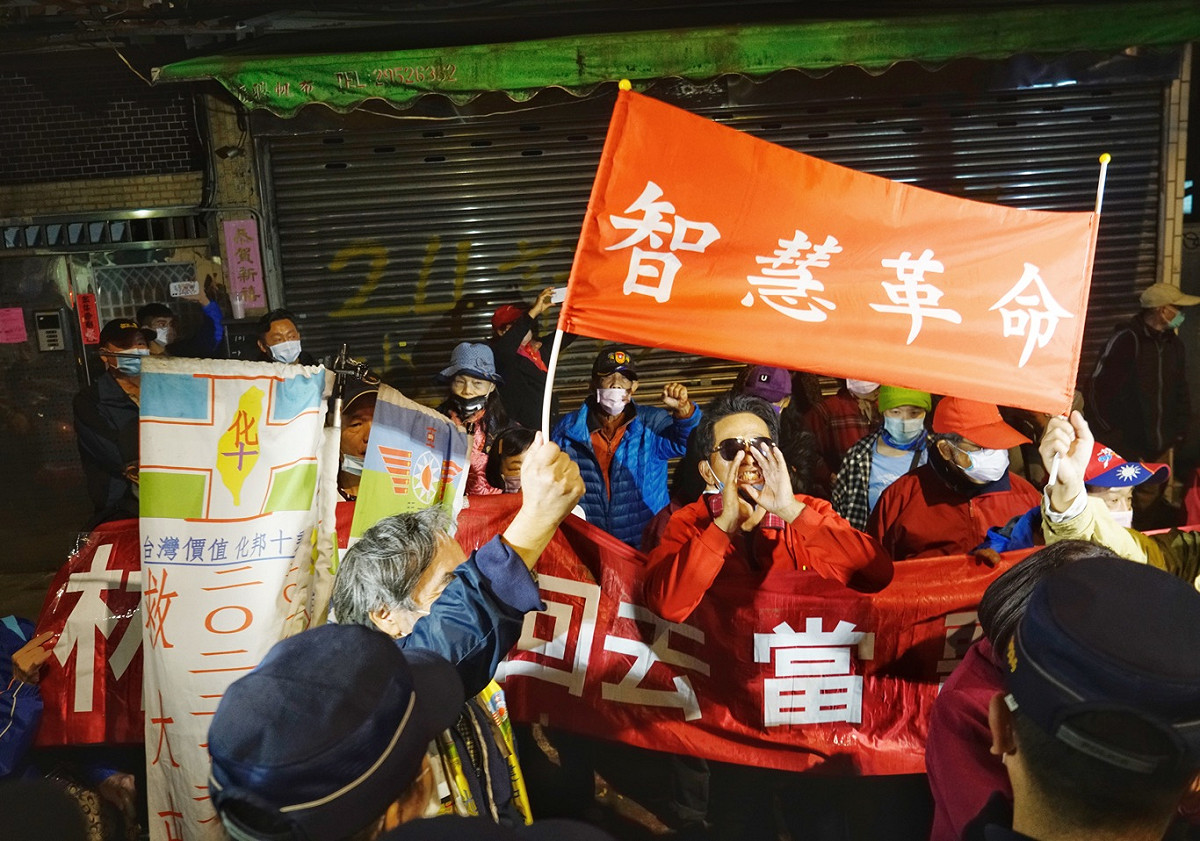 無黨籍立委林昶佐罷免案沒通過，泛藍團體在林的服務處對面呼喊口號，要林昶佐回去當歌星。 圖：張良一/攝