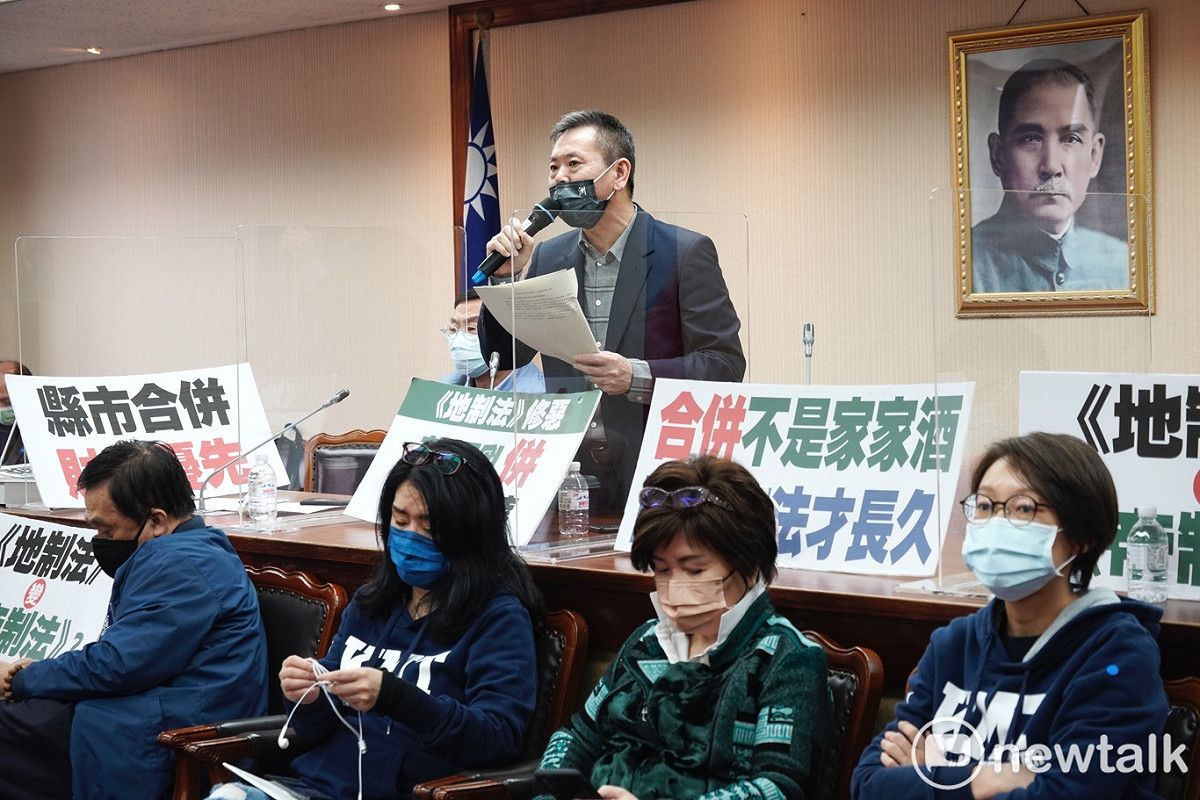 立法院內政、司法聯席會今審查「地方制度法修正草案」，不過，國民黨立委一早就占據主席台杯葛審查會。 圖：張良一/攝