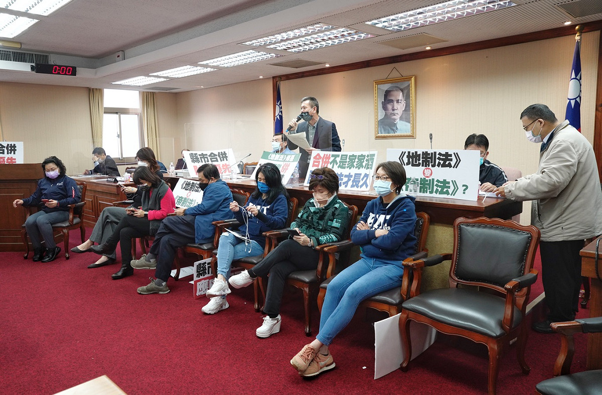 立法院內政、司法聯席會今審查「地方制度法修正草案」，不過，國民黨立委一早就占據主席台杯葛審查會。 圖：張良一/攝