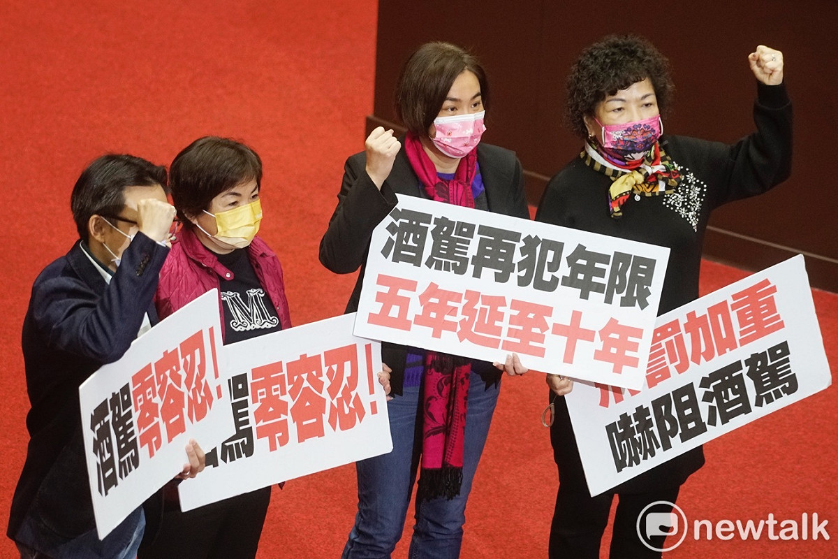 立院臨時會今（24）天三讀相繼通過《道路交通管理處罰條例》、《刑法》部分條文修正草案，朝野立委拍照合影。 圖：張良一/攝
