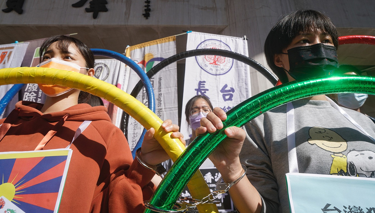 多個民間團體在立法院群賢樓外召開「台灣各界對中共人權侵害及北京冬奧即將舉行的共同聲明」記者會。 圖：張良一/攝