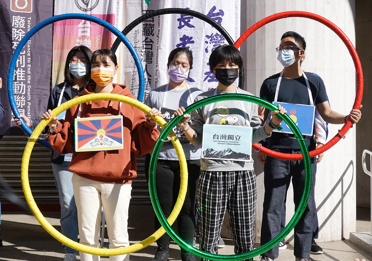 多個民間團體在立法院群賢樓外召開「台灣各界對中共人權侵害及北京冬奧即將舉行的共同聲明」記者會。 圖：張良一/攝