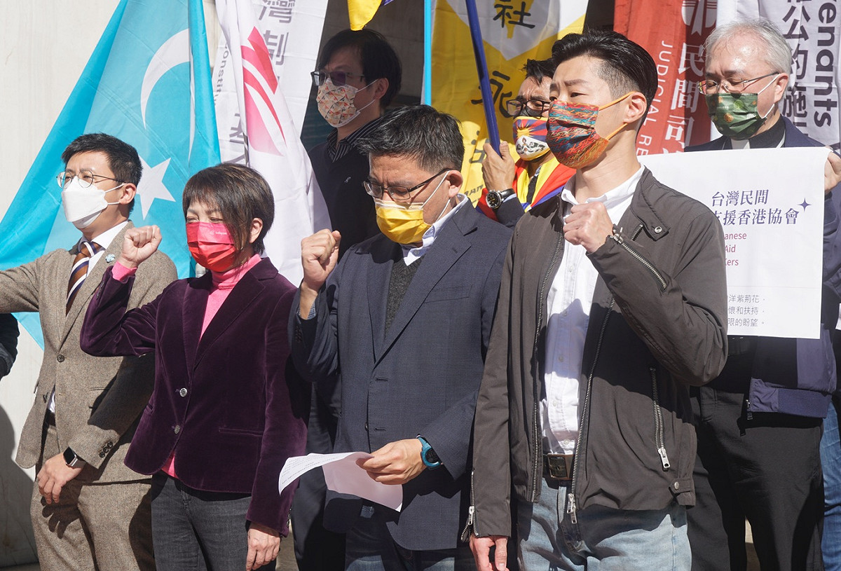 立委范雲（左二起）、邱顯智、林昶佐出席多個民間團體在立院群賢樓外舉行的「台灣各界對中共人權侵害及北京冬奧即將舉行的共同聲明」記者會。 圖：張良一/攝