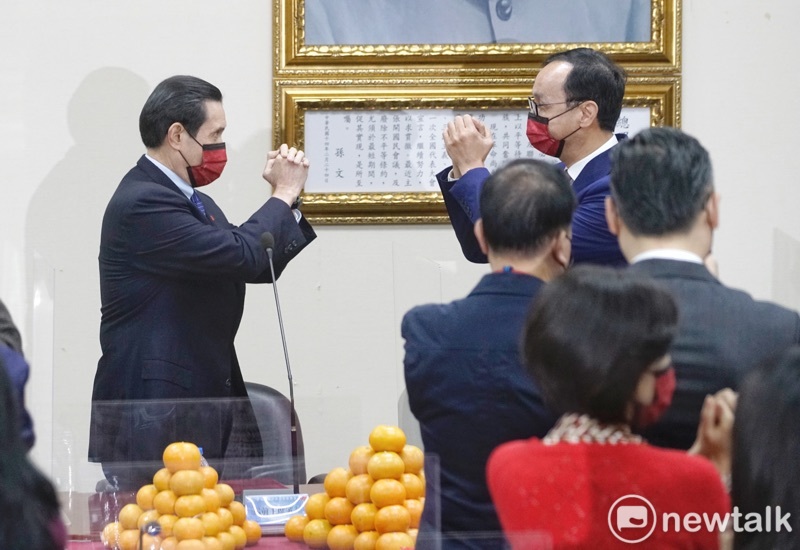 國民黨主席朱立倫主持國民黨新春團拜。圖為朱立倫與前總統馬英九相互拜年。 圖：張良一/攝