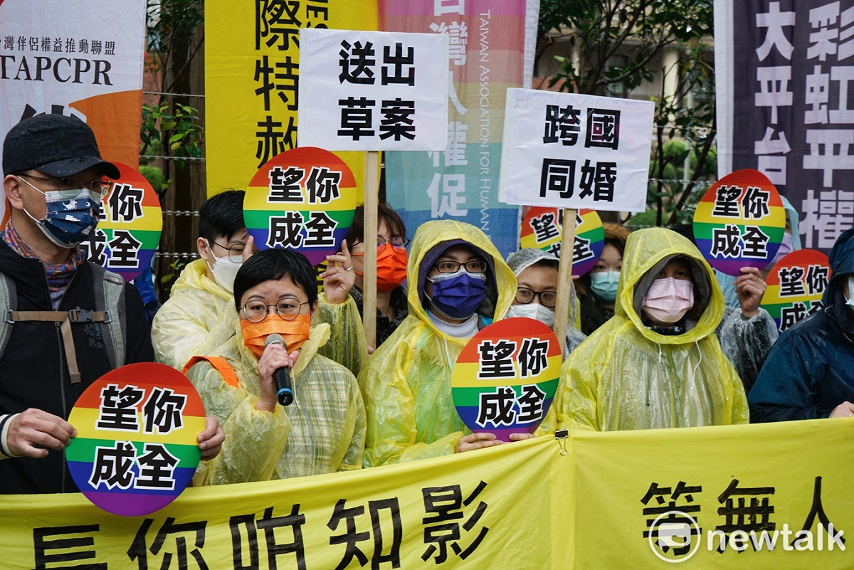 伴侶盟在行政院外舉行「蘇院長，等無人的辛苦，你咁知影？」涉外民事法相關記者會，希望行政院盡快將法案送出立法院，不要再讓跨國伴侶等不到佳人/家人團聚。 圖：張良一/攝