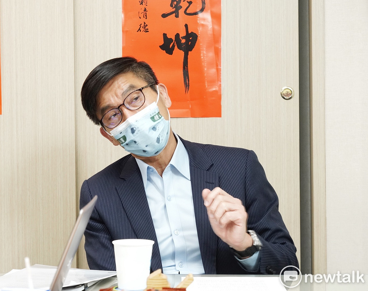 鍾佳濱訴諸「延續屏東光榮、打造幸福經濟」。 圖：張良一/攝