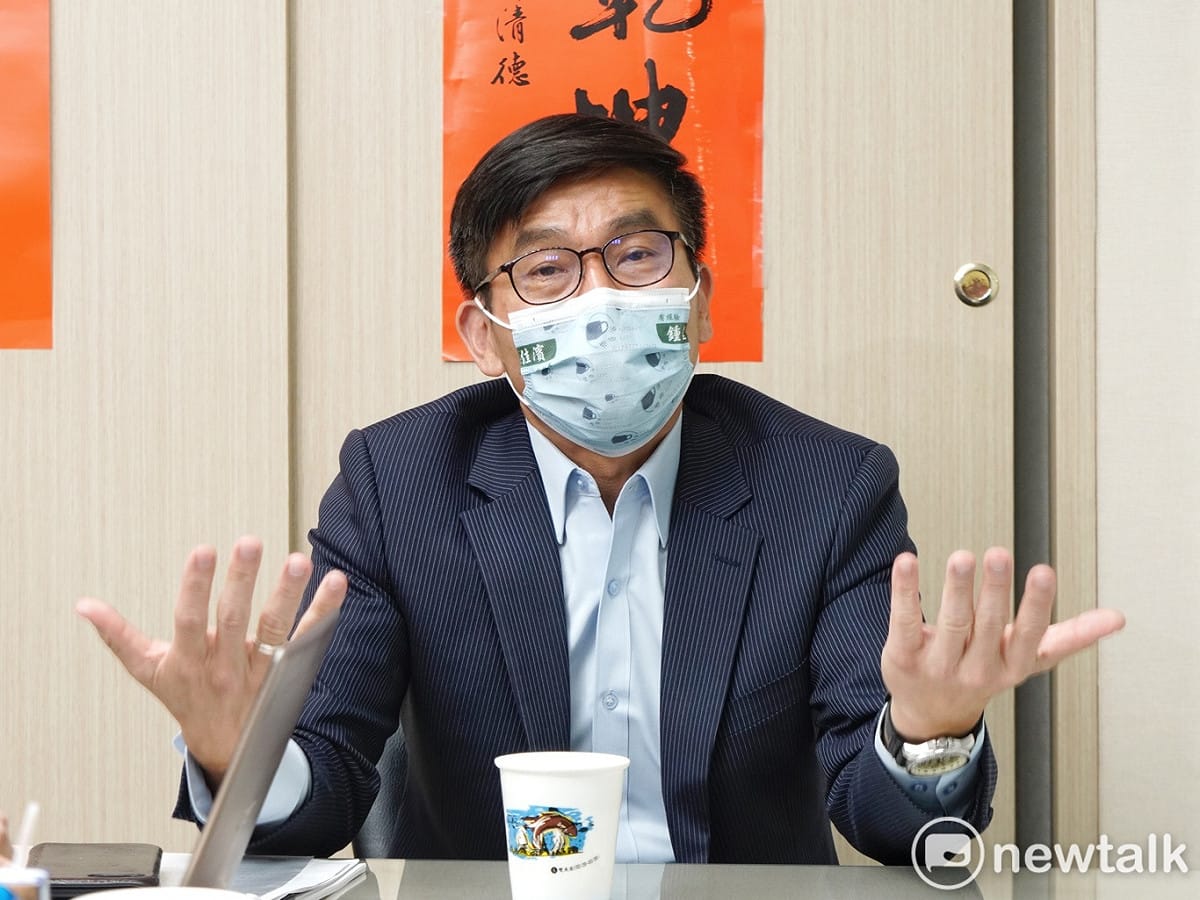 鍾佳濱表示，對手在這次屏東縣長初選文宣投放量，相當龐大。 圖：張良一/攝