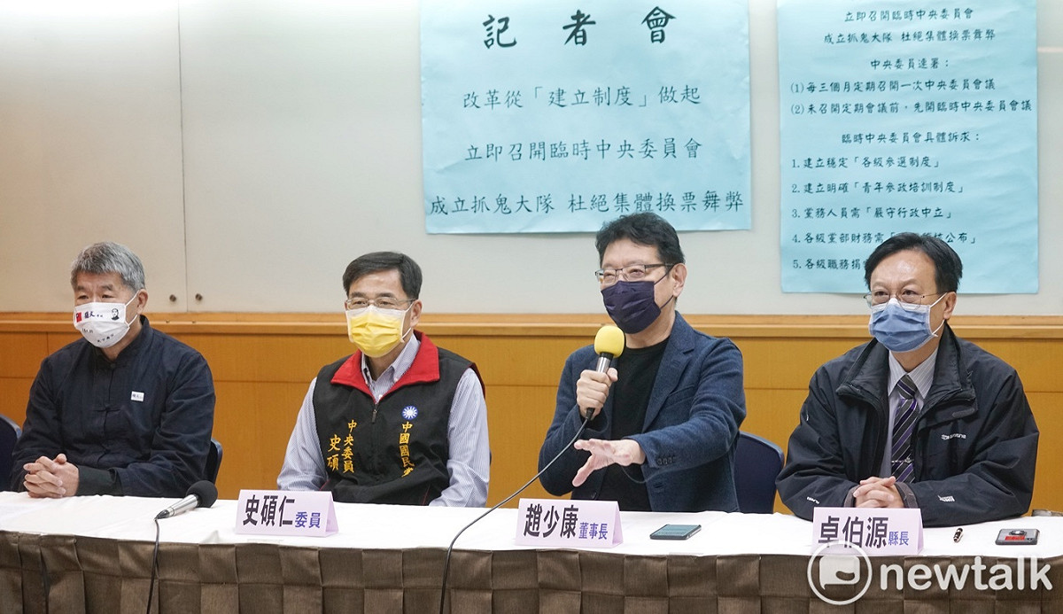孫文學校校長張亞中（左1）、中廣董事長趙少康（右2）和前彰化縣長卓伯源（右1）出席國民黨中央委員召開的「改革從建立制度做起」記者會。 圖：張良一/攝