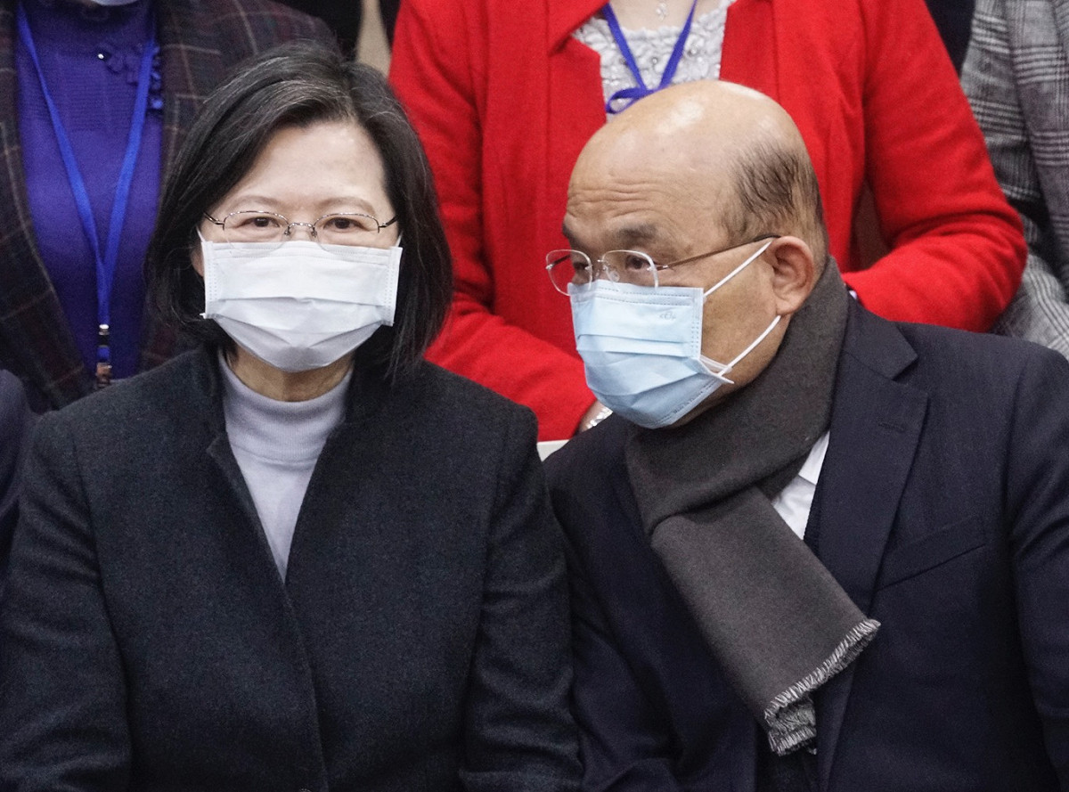 總統蔡英文和行政院長蘇貞昌在中華民國地政士公會全國聯合會理事長交接暨理監事授證就職典禮合影空檔時，不斷低頭咬耳朵。 圖：張良一/攝（資料照片）