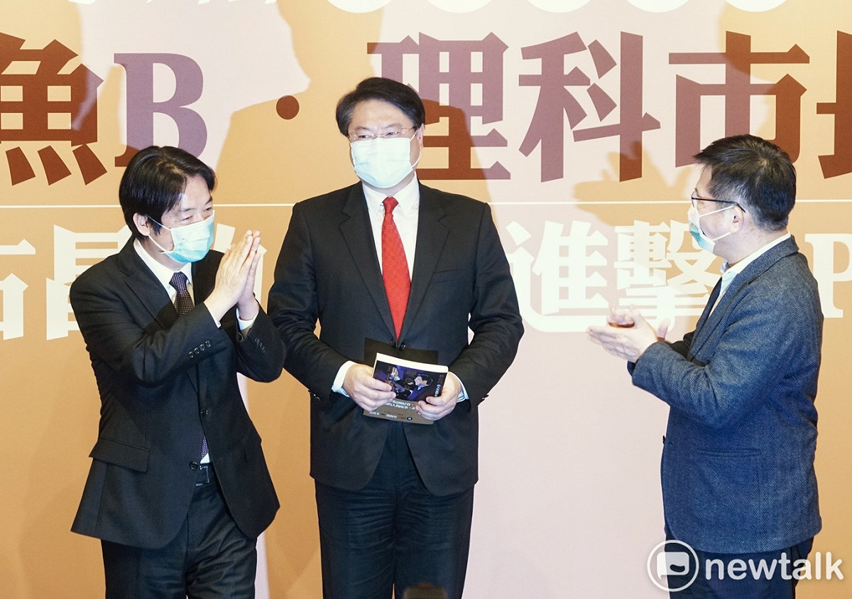 副總統賴清德（左）、前交通部長林佳龍（右）出席基隆市長林右昌（中）「《雙魚B．理科市長-林右昌的人生進擊RPG》新書發表會」。 圖：張良一 / 攝