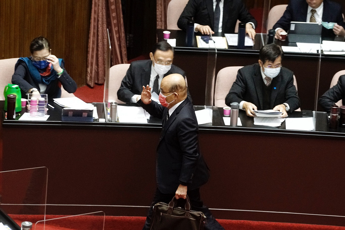 立法院今開議，但國民黨立院黨團要求行政院長先就核食配圖措施以及俄烏開戰引發的國安危機先進行專案報告，原訂的行政院長施政報告報告延至下週五再進行。圖為行政院長蘇貞昌率先離開立院議場。 圖：張良一/攝