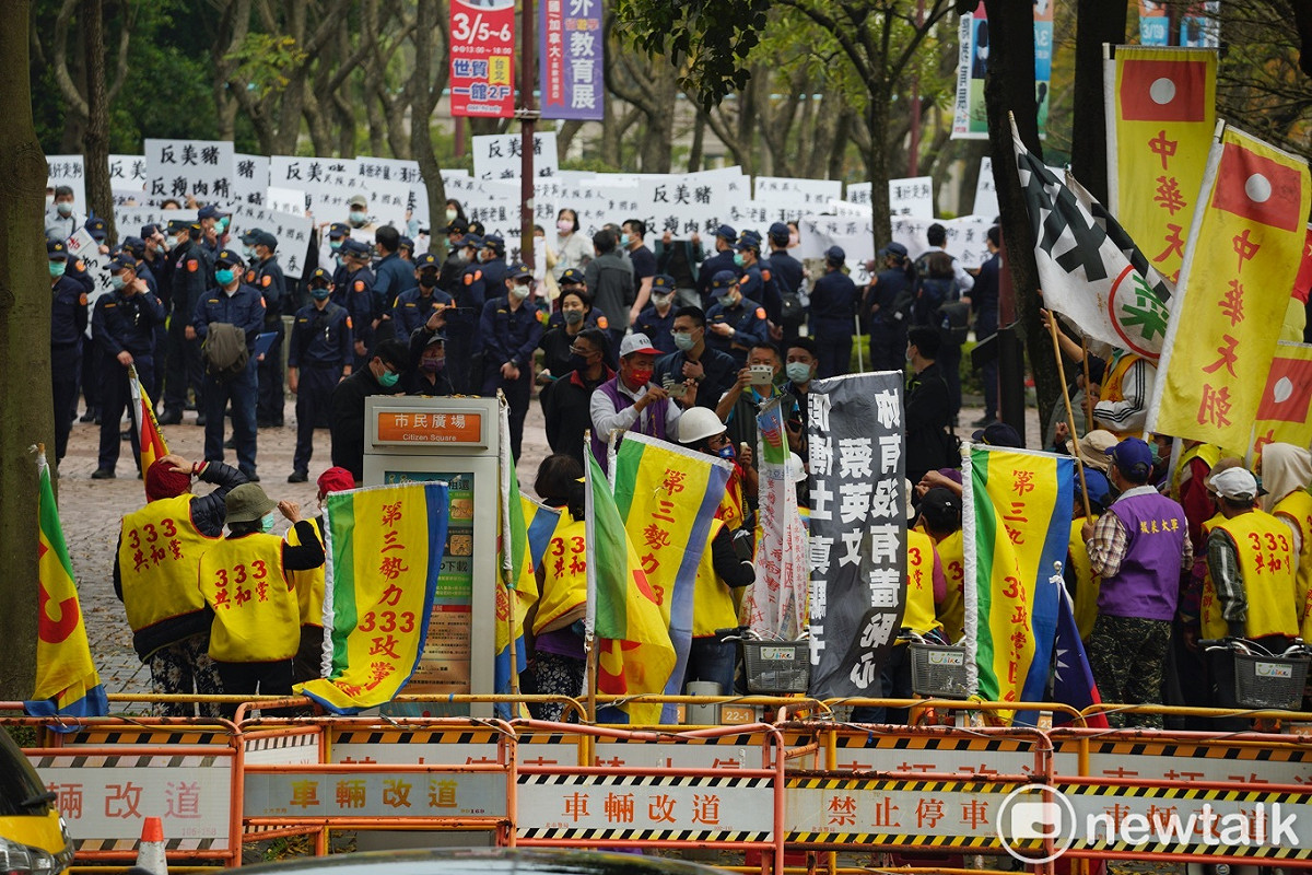 統派團體在君悅外舉著「反美豬」牌子，抗議來訪的美國前國務卿蓬佩奧。 圖：張良一 / 攝